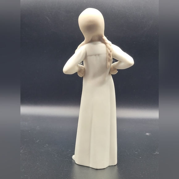 Lladro Skeptical Young Girl In Night Gown Bisque Matte Finish - Picture 3 of 6